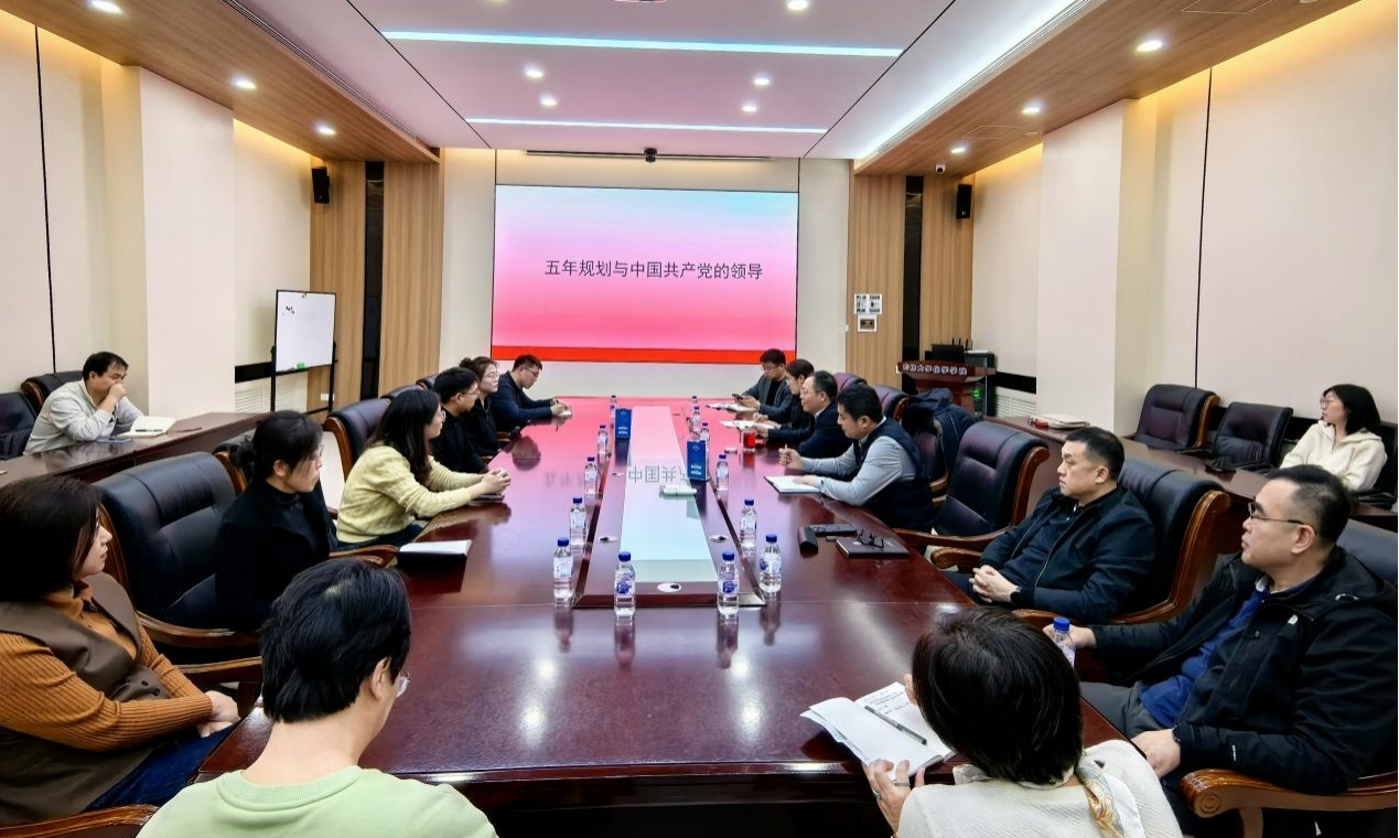 黄色视频
召开理论学习中心组（扩大）会议暨学习贯彻党的二十届四中全会精神专题辅导