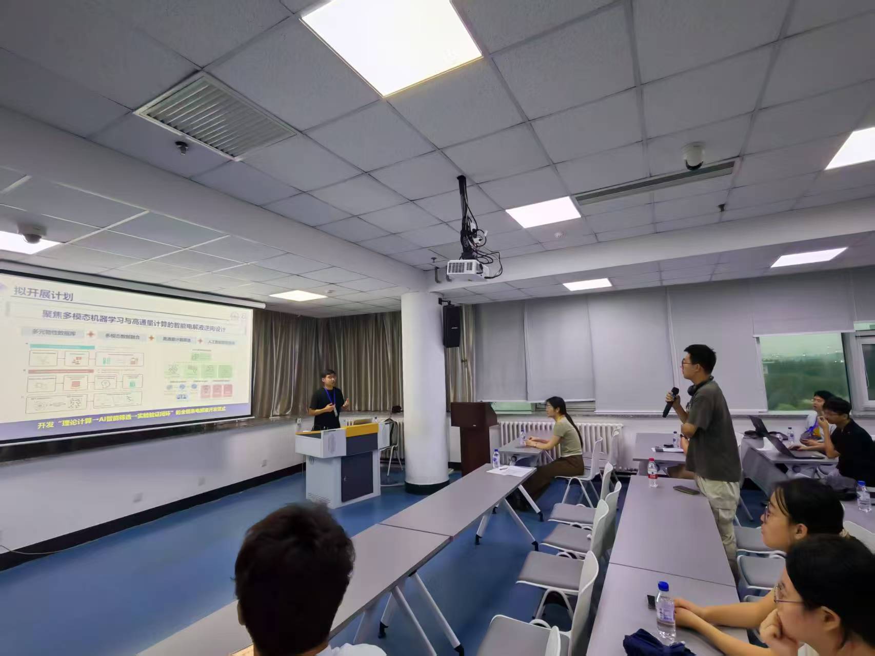 人们在看台上的人在房间里AI 生成的内容可能不正确。