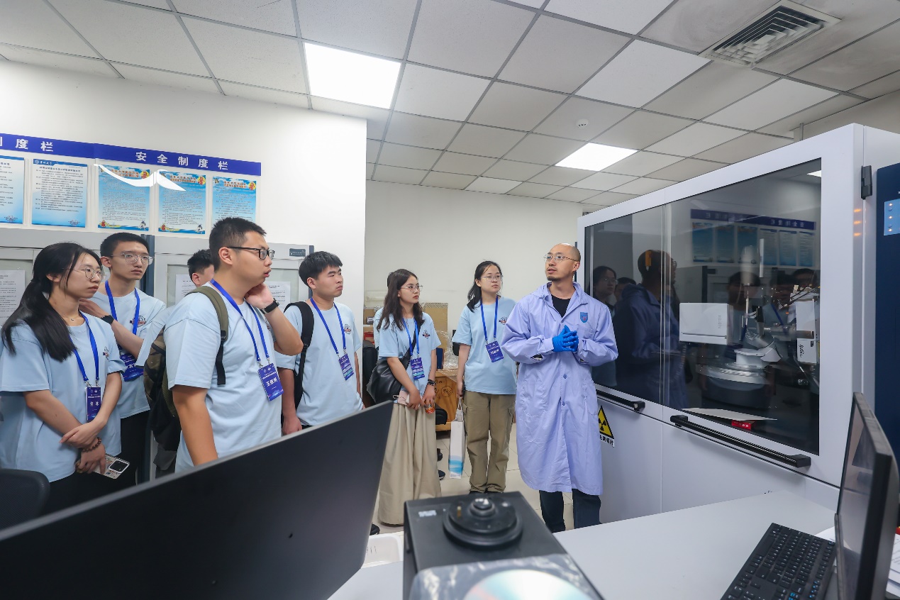 一群人站在柜台前AI 生成的内容可能不正确。